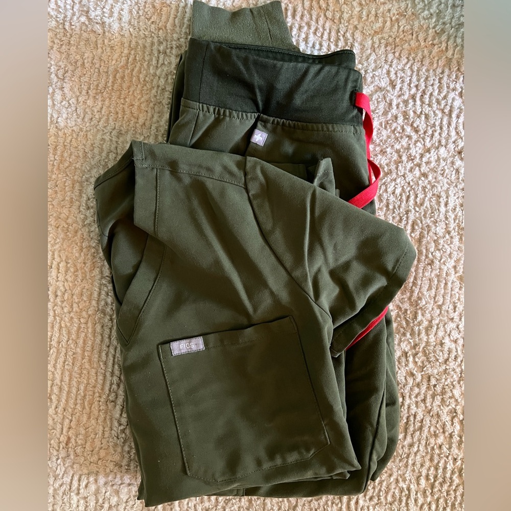Figs olive green scrub set, jogger bottoms (XS) and one-pocket top (XXS)